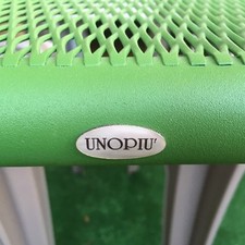 UNOPIÙ Tavolo quadrato da esterno in acciaio. Piano in lamiera stirata. VERDE.