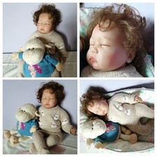 BAMBOLA SIMIL REBORN DISABILE CM.50 CON AMICA PECORA NUOVA LANA. CAPELLI MORBIDI