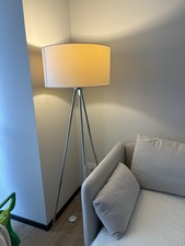 Lampada da terra a treppiede con paralume in tessuto