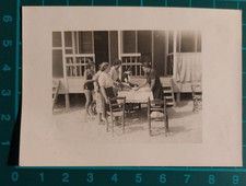 PHOTO WOMEN SEA TABLE DRESSED