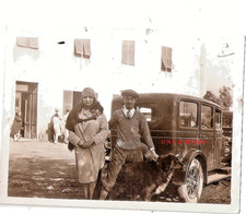 PRIMI ANNI '30 ELEGANTE COPPIA CON CANE E BERLINA 4 PORTE FOTO ORI AUTO 8,8x11,7