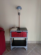 COMODINO CON LAMPADA IN STILE
