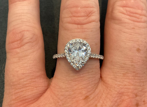 Anello aureola taglio pera