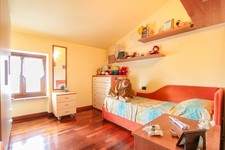 cameretta da letto x ragazza usatacome nuova completa di scrivania cassettiera