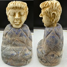 Antico vaso in pietra testa