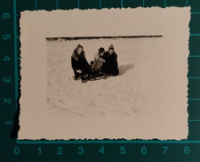 FOTO   DONNE UOMO E BIMBO SU UN BOB NEVE 1940 - 50 C. ( F 37 )