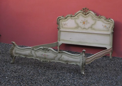 Letto matrimoniale intagliato