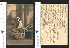 GIOVANE DONNA CON VESTITO