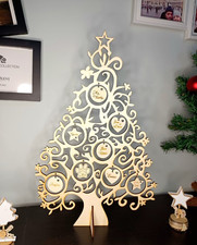 albero di natale in legno con palline e nomi decorazioni natalizie personalizzat