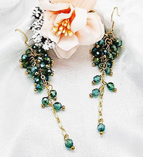 Orecchini a grappolo per donna con cristalli verde cangiante su base oro