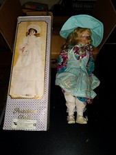 VECCHIA BAMBOLA IN PORCELLANA CON CAPPELLO AZZURRO SCATOLA ALTEZZA CIRCA 40 CM.