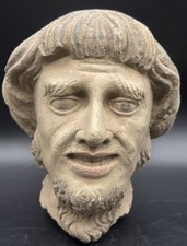 Antica testa di stucco dipinta