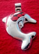 Ciondolo delfino con Huayruros in argento 950