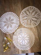 Centrini gruppo tre pezzi fatte di pizzo ad uncinetto a mano grandi
