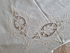 Copriletto ricamato a mano in misto lino ricamo intaglio 70% lino 30% cotone