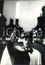 1964 PARIS - Ritratto di un gendarme con sfollagente luminoso *Foto 13x18 cm