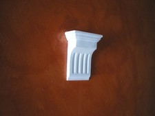 MENSOLA IN GESSO H.17 - L.12,5 - P.6 cm.   KB 034 CAPITELLO ARREDO INTERNO