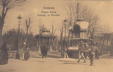 Cremona   - Piazza Roma - Entrata ai Giardini -   Bella animazione