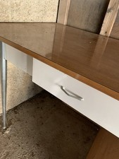 Tavolo E Due Sedie In Formica Marrone Chiaro Con Gambe In Metallo Vintage