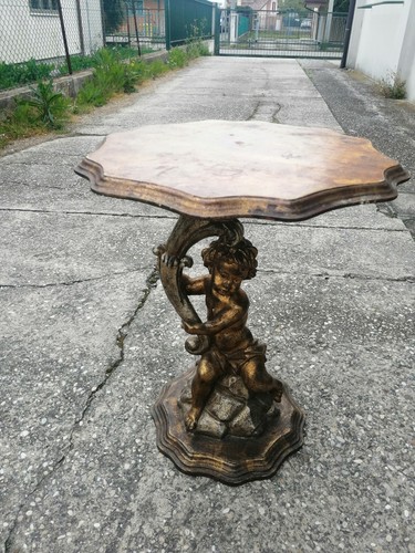 Tavolino scolpito putto