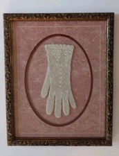 Guanto vintage all'uncinetto incorniciato su rosa marbellizzato opaco vittoriano civetta dorato