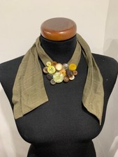 Gioiello Artigianale Con Bottoni E Cravatta In Seta Vintage Realizzata A Mano