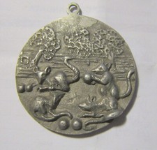 medaglia con topi che giocano