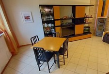 Elegante mobile soggiorno,  impiallacciato ciliegio, vetrinetta illuminata 