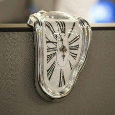 Orologio da parete distorto