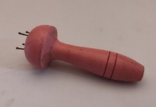 Ancien tricotin en bois peint