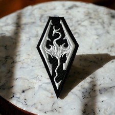 Toppa ricamata con logo Skyrim