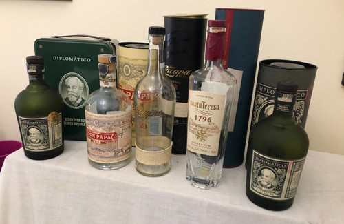 Rum bottiglie vuote con - bottiglie,