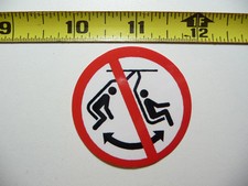 NON CONSENTITO SEDIA A DONDOLO