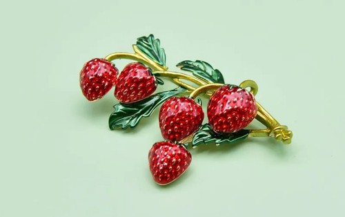 Splendida spilla fragole