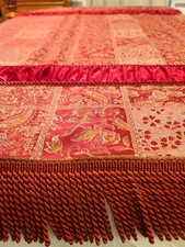 Copritavolo Stratford Home medaglione damascato rosso e oro nappe velluto