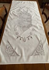 Centrotavola con inserti di pizzo fatto a mano-Uncinetto filet -e ricamo. 72x164