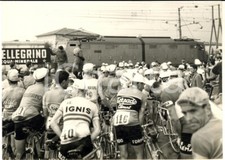 1957 CICLISMO GIRO D'ITALIA Corridori fermati dal passaggio di un treno - Foto