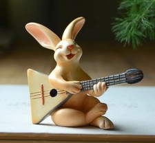 Chitarra con coniglio statua