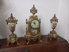 Trittico antico con sveglia e coppia di vasetti in porcellana