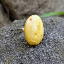Anello bianco ovale ambra