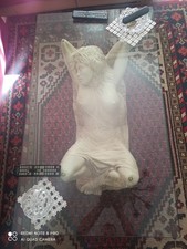 tavolino salotto con statua di donna con seno scoperto.