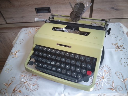 Macchina scrivere olivetti - da,