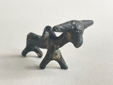 Statuina toro in bronzo in