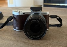 Corpo fotocamera digitale mirrorless Samsung NX300, flash e obiettivo kit 18-55 mm