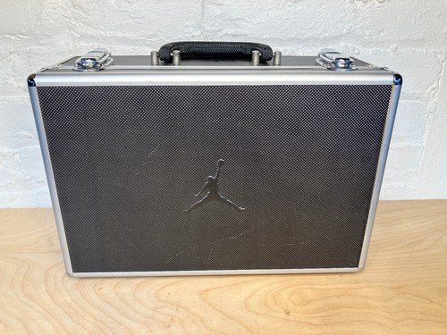 Nike 2002 air - xvii, 17