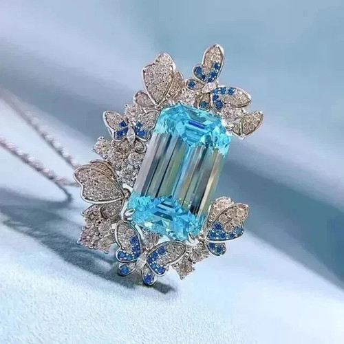 Ciondolo farfalla topazio blu