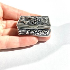 Portapillole italiano vintage in argento massiccio pesante con grappolo d'uva, marcato
