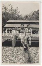 1937 RAIATEA Tre amiche all'essiccatoio di copra (2)*REAL PHOTO cm 13,5 x 8,5