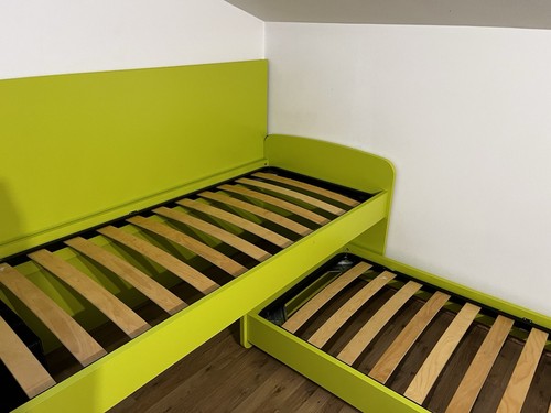 Letto singolo verde con - letto,