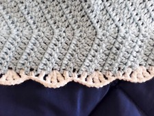 COPERTINA DA CULLA FATTA A MANO ALL’UNCINETTO, ANTI-ALLERGICA, CM 90×120